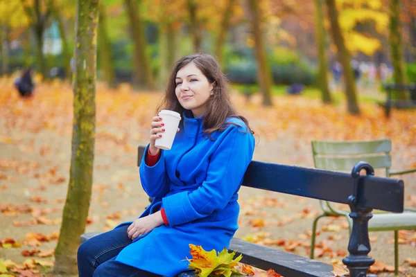 Beautiful young tourist in Paris on a fall day — Stock Photo, Image