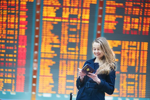 Молодая женщина путешественница в международном аэропорту — стоковое фото