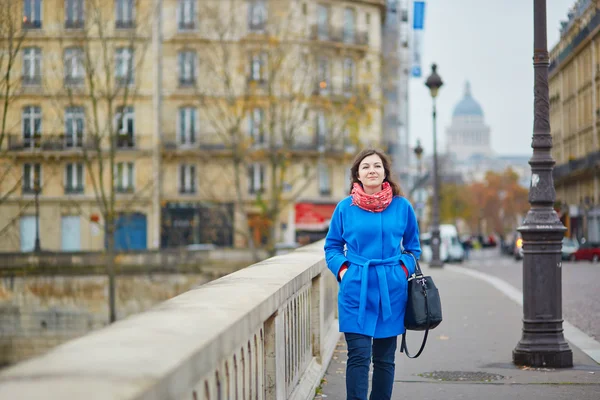 Bella giovane turista a Parigi in autunno o in primavera — Foto Stock