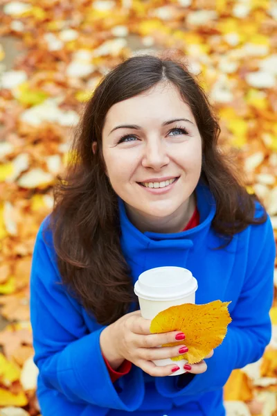 Schöne junge Touristin in Paris an einem Herbsttag — Stockfoto