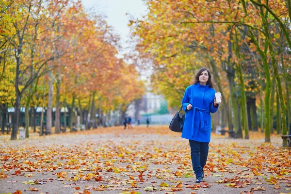 Hermosa joven turista en París en un día de otoño — Foto de Stock