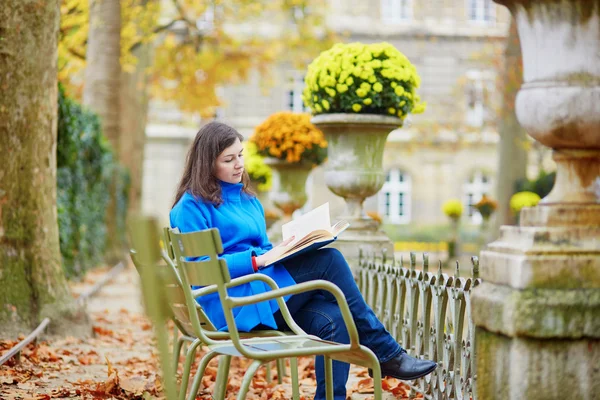 Mooi jong meisje in de Luxemburgse tuin van Parijs — Stockfoto