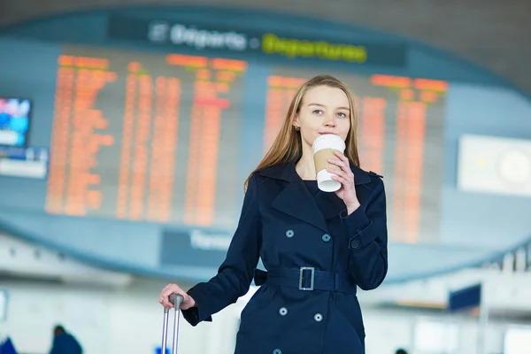 Jovem viajante do sexo feminino no aeroporto internacional — Fotografia de Stock