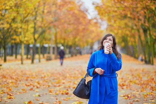 Beautiful young tourist in Paris on a fall day — Stock Photo, Image
