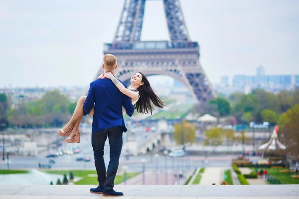 Romantic couple in Paris near the Eiffel tower — Stock Photo, Image