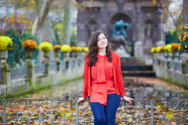 Beautiful young girl in the Luxembourg garden of Paris — Stock Photo, Image