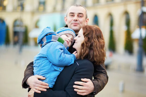 Üç açık havada içinde Paris'in mutlu aile — Stok fotoğraf