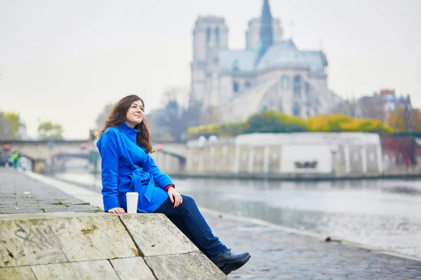 Beautiful young tourist in Paris on a fall day — Stock Photo, Image