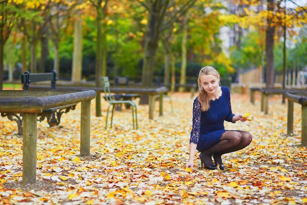 Hermosa joven en el jardín luxemburgués de París en un día de otoño —  Fotos de Stock