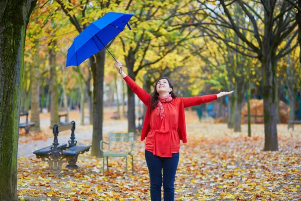 Mulher bonita com guarda-chuva azul — Fotografia de Stock