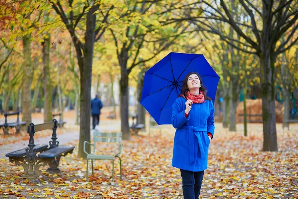 Όμορφη νεαρή γυναίκα με μπλε ομπρέλα — Φωτογραφία Αρχείου