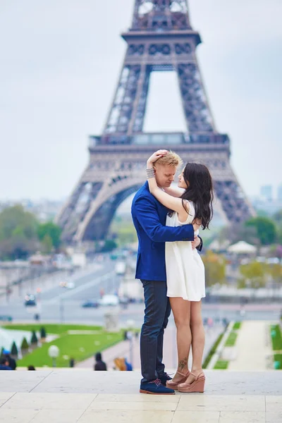 Romantik Çift Paris'te Eyfel Kulesinin yakınında — Stok fotoğraf