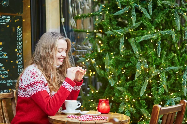 Giovane donna su una strada di Parigi decorata per Natale — Foto Stock