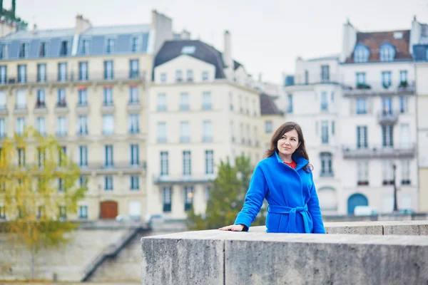 Mooie jonge toerist in Parijs op een daling dag — Stockfoto