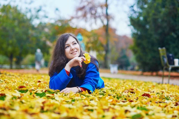 秋の日のパリの美しい若い観光 — ストック写真