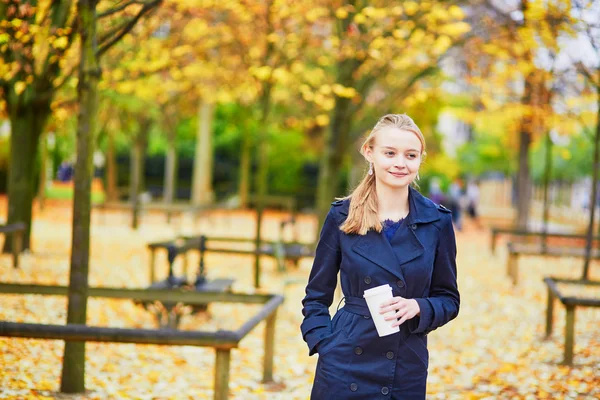 Mujer joven en el jardín luxemburgués de París en un día de otoño —  Fotos de Stock