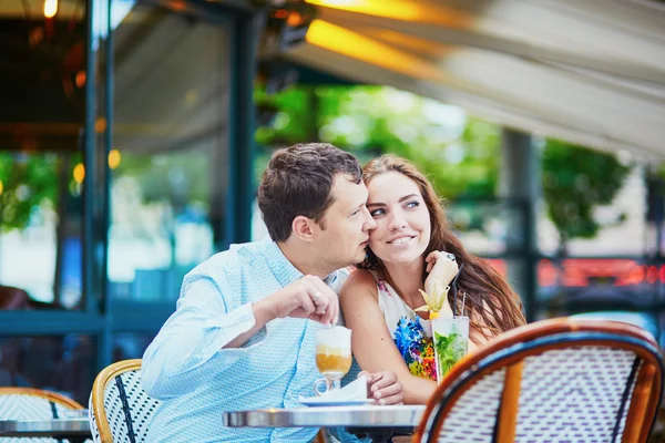 幸福浪漫的情侣，在巴黎的咖啡馆 — 图库照片
