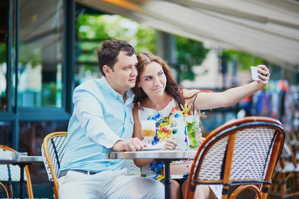 Šťastný romantický pár v pařížské kavárně — Stock fotografie