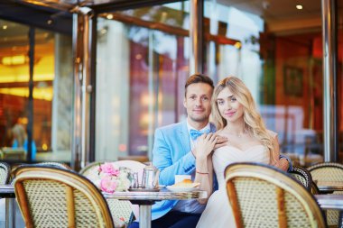 Sadece evli çift geleneksel Paris cafe