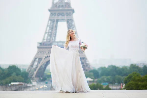 Beautiful bride in white dress near the Eiffel tower — Stock Photo, Image