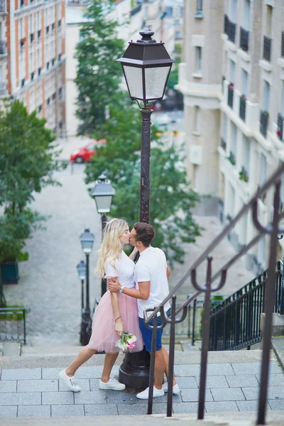 Casal em Montmartre em Paris, França — Fotografia de Stock