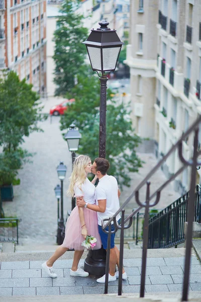 Ζευγάρι στον Montmartre στο Παρίσι, Γαλλία — Φωτογραφία Αρχείου