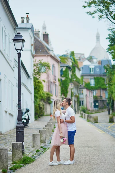 Coppia su Montmartre in Paris, France — Foto Stock