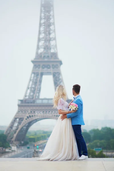Bara gifta par nära Eiffeltornet i paris — Stockfoto
