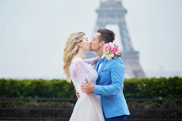 Pareja recién casada cerca de la Torre Eiffel en París — Foto de Stock