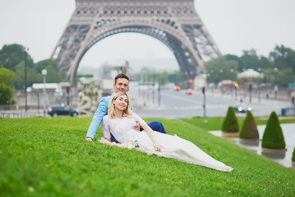 Net getrouwd koppel in de buurt van de Eiffeltoren in Parijs — Stockfoto