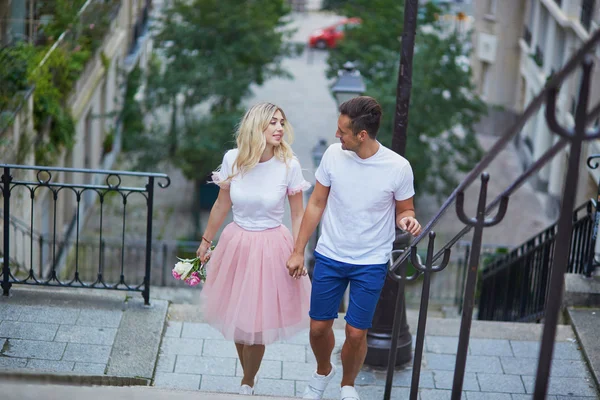 Para na Montmartre w Paryż, Francja — Zdjęcie stockowe