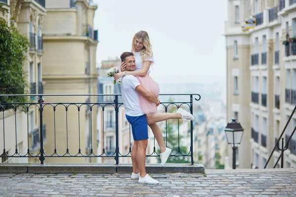 Couple sur Montmartre à Paris, France — Photo
