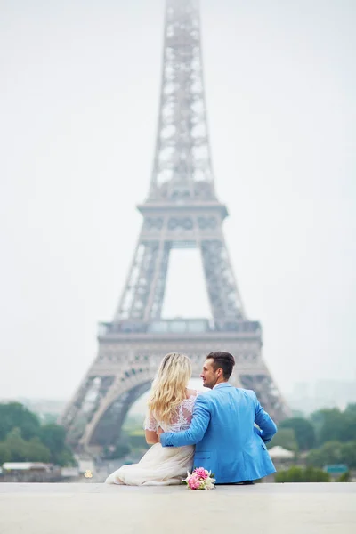 Casado casal perto da Torre Eiffel em Paris — Fotografia de Stock