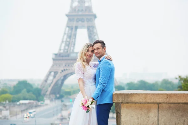Just married couple near the Eiffel tower in Paris — Stock Photo, Image