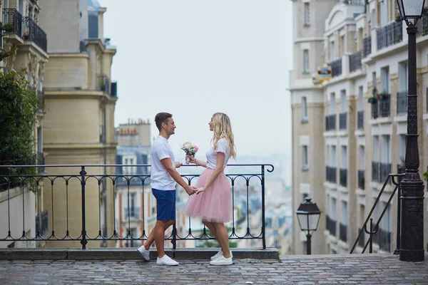 Casal em Montmartre em Paris, França — Fotografia de Stock