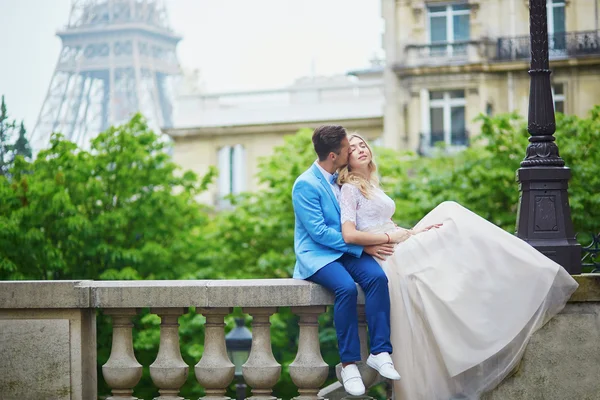 Μόλις παντρεμένο ζευγάρι κοντά στον Πύργο του Άιφελ στο Παρίσι — Φωτογραφία Αρχείου