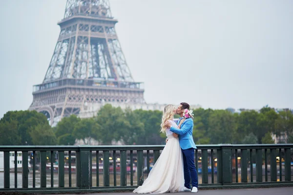 Coppia appena sposata vicino alla Torre Eiffel a Parigi — Foto Stock