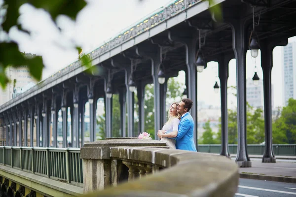 フランスのパリでちょうど結婚されていたカップル — ストック写真