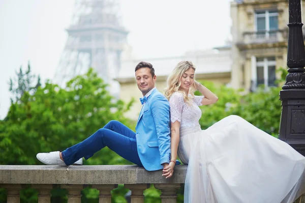 Pareja recién casada cerca de la Torre Eiffel en París —  Fotos de Stock