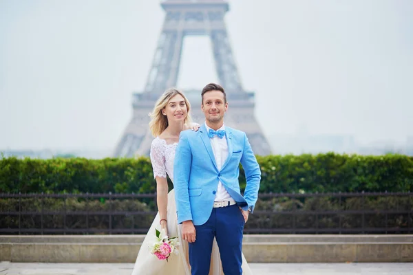 Coppia appena sposata vicino alla Torre Eiffel a Parigi — Foto Stock