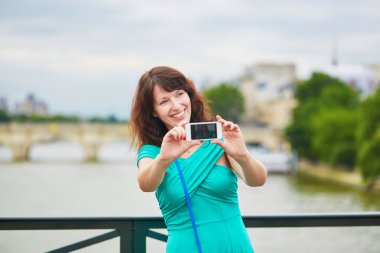 selfie cep telefonu ile Paris, Fransa, bir sokakta çekici kadın