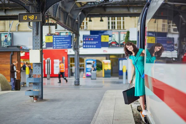 Ung kvinna på plattformen för en tågstation — Stockfoto