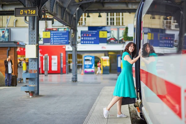 Mujer joven en la plataforma de una estación de tren —  Fotos de Stock