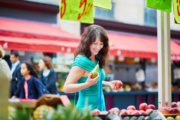 Jonge Franse vrouw op markt in Parijs — Stockfoto