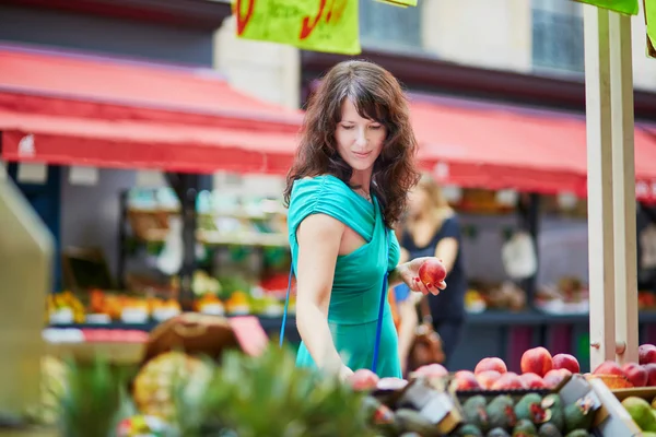 Young French woman on market in Paris — Stock Photo, Image