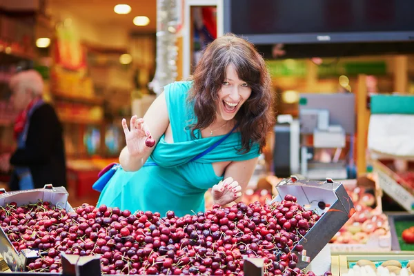 Giovane donna francese sul mercato a Parigi — Foto Stock