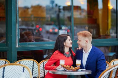 Paris'te kafede romantik çift