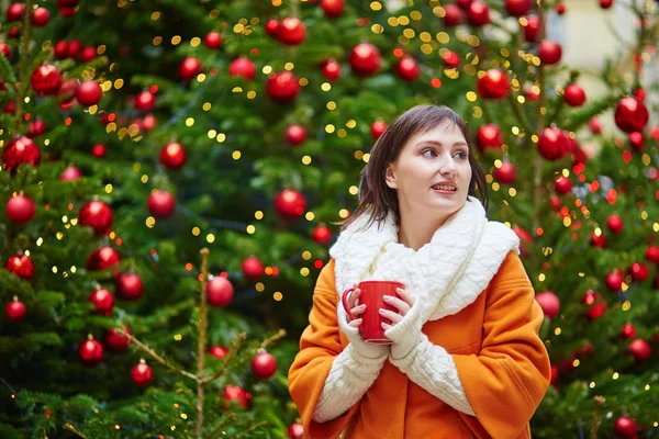 Happy young woman in Paris at Christmas — Stock Photo, Image