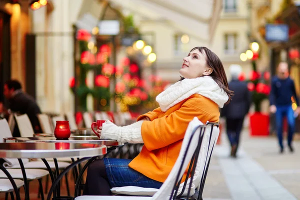 Giovane donna felice a Parigi a Natale — Foto Stock