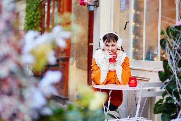 Happy young woman in Paris at Christmas — Stockfoto